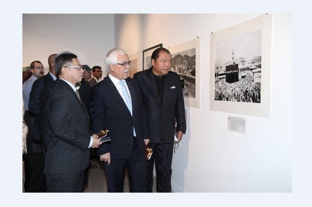 İslam kültür ve medeniyeti sahasında çalışan araştırmacılar için kaynak oluşturan elyazması ve basılı eserlerin, arşiv belgelerinin ve diğer kaynakların bibliyografya ve kataloglar hazırlanmaktadır.