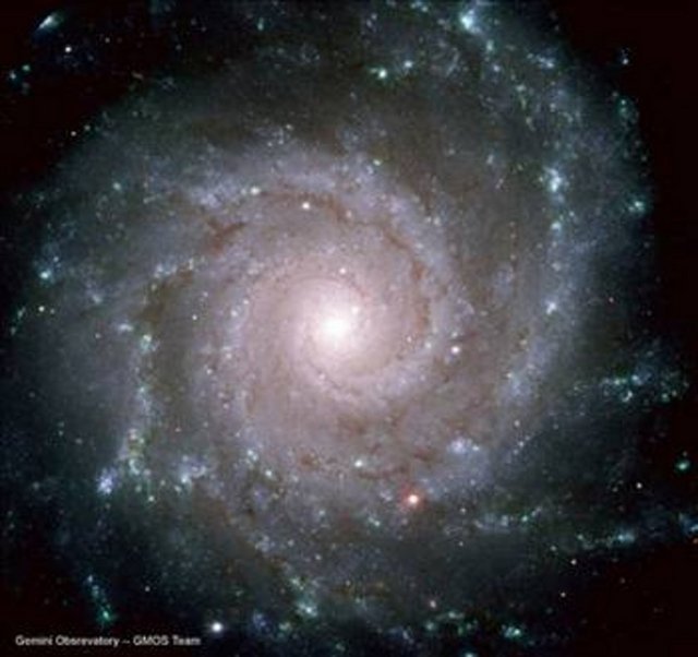 Evren'deki kusursuzluğu bilimsel olarak nasıl açıklarsınız? -  - Evrende hemen her canlı ve yapı simetriktir. İnsan yüzleri bedenleri, hayvanlar, gezegenler, moleküler yapılar, yıldızlar... -  - En güzel ve estetik olan varlıklarda ve sistemlerde de altın oran bulunmaktadır. Canlılığın milyonlarca yıldır bir düzen içinde devam etmesi evrenin yüksek bir kontrol ve zeka ile var edildiğini ispatlar.