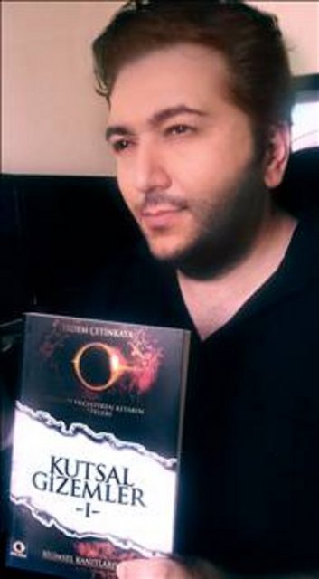 İşte yazar, yönetmen, prodüktör ve araştırmacı Erdem Çetinkaya, çok satan kitabı Kabe'nin Sırrı'nda bize bunu açıklıyor. -  - "Mekke'de sayısız altın oran bulunmaktadır, bunlara dair ipuçları da Müslümanların kutsal kitabı Kuran'da geçmektedir" diyen Erdem Çetinkaya ile evrenin sırları ve kitabı Kabe'nin Sırrı üzerine bir sohbet...