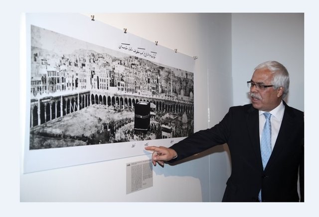 IRCICA, dünyanın çeşitli bölgelerinde İslam medeniyetinin ve Müslüman milletlerin tarihi hakkında araştırma, yayın ve kongreler düzenlemektedir.