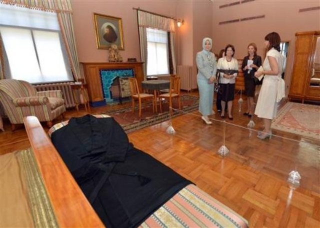 Cumhurbaşkanı Abdullah Gül'ün eşi Hayrünnisa Gül, bugün Slovakya Cumhurbaşkanı Ivan Gasparoviç'in eşi Silvia Gasparoviçova'yı Çankaya Köşkü'nde ağırladı. Hayrünnisa Gül, tıpkı ABD Başkanı Obama'nın eşi Michelle Obama gibi misafirine Köşk bahçesinden meyve ikram etti. - DHA / AA