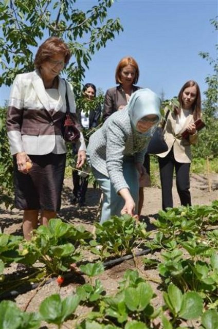 Hayrünnisa Gül, daha sonra kendi kullandığı golf arabasıyla konuğuna Köşk bahçesini gezdirdi.