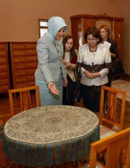 Cumhurbaşkanı Abdullah Gül'ün eşi Hayrünnisa Gül, resmi ziyaret için Türkiye'de bulunan Slovakya Cumhurbaşkanı Ivan Gasparoviç'in eşi Silvia Gasparoviçova'yı Çankaya Köşkü'nde ağırladı.