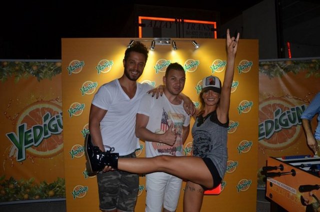 Murat Boz, Yedigün turnesi için lüks donanımlı bir vip minibüs kiraladı. Tuvaletten, mutfağa, yataktan playstation konsoluna kadar her detay yer alıyor