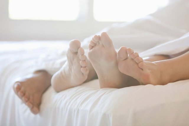 Dünya öpüşme rekoru kaç saat? - Tayland'da Sevgililer Günü'nde düzenlenen 'en uzun öpüşme' yarışmasına katılan Taylandlı çift 58 saat 35 dakika 58 saniye öpüşerek rekor kırdı. Organizatörler bunun tarihteki en uzun öpüşme süresi olarak kayda geçirdi...