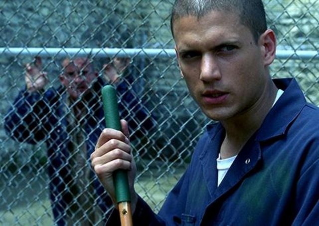 Türkiye'de de bir dönem çok sevilen Prison Break dizisinin başrol oyuncusu Wentworth Miller, St. Petersburg Uluslararası Film Festivali'ne davet edilmesi üzerine eşcinsel olduğunu açıkladı.