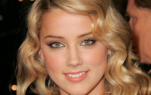 Hem de uğruna 14 yıllık sevgilisi ve iki çocuğununu annesi Vanessa Paradis'yi bile hiçe saydığı sevgilisi tarafından. Üstelik de bir başka kadın için.