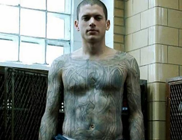 Rusya'da geçtiğimiz temmuz ayında, eşcinsel haklarına ilşkin her türlü eylem yapılması yasaklanmıştı. Bu yasak kapsamında 'eşcinsellik propagandası' yaptığı söylenen medya kuruluşlarına büyük para cezaları verilmişti. Geçtiğimiz günlerde ABD Başkanı Barack Obama da Rusya'daki yasağı eleştirmiş ve "Geyleri, lezbiyenleri ya da trans bireyleri korkutacak ya da onlara zarar verecek şekilde muamele etmeye çalışan ülkelere karşı sabrım yok" demişti.