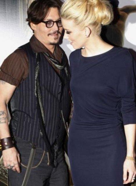 Film setinde başlayan ilişkileri gerçek hayata da taşındı. Önceleri inkar etseler de Depp, sevgilisini terk edip Heard ile birlikte olmaya başladı.