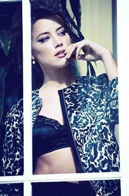 Her şeye karşı meraklı olduğu o dönemde kaybedecek hiçbir şeyi de olmadığını düşünerek bir oyunculuk kursuna kayıt oldu. -