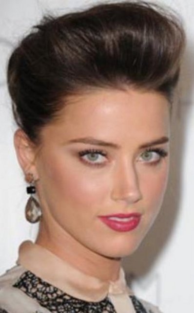 Daha önce biseksüel olduğunu açıklayan Amber Heard, Johnny Depp'i bırakıp Fransız manken Madie de Villepin'le flört etmeye başladı.