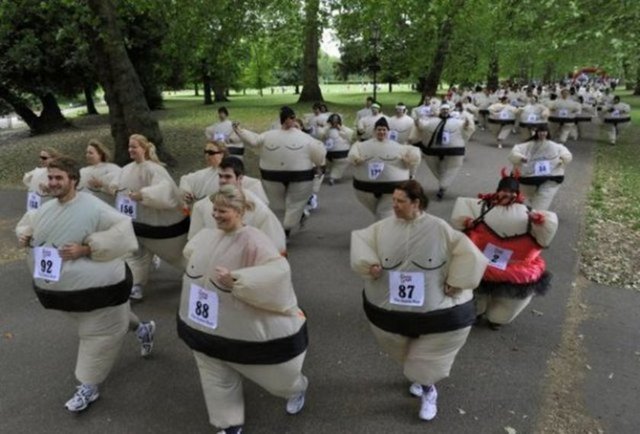 Londra´da Sumo kıyafetleriyle 5 kilometre koşu yapan en kalabalık grup. -