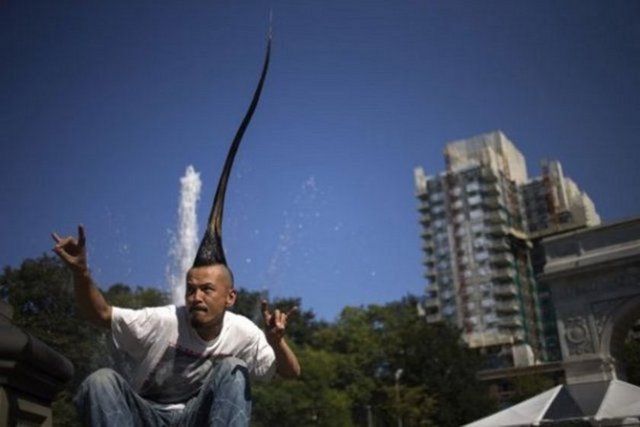 En uzun mohavk saçı ile Kazuhiro Watanabe. Yaklaşık 1 metre uzunluğundaki saçlarıyla... -