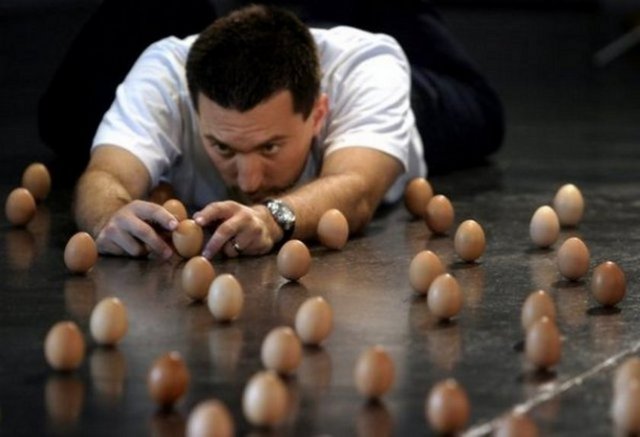 Brian Spotts tam 439 yumurtayı dengede tutuyor. -  -  -  -