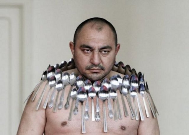 Atibar Elchiyev 50 metal kaşığı manyetize olarak vücudunda tutabiliyor... -