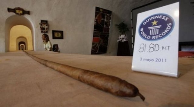 Karşınızda dünyanın en büyük sigarası. Tam 81.8 metre. -