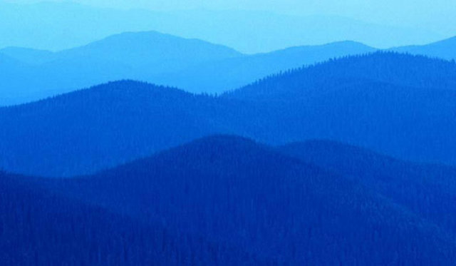 Mavi rengin üzerimizdeki etkisi çok fazladır; sakinliğin ve mutluluğun rengi diyebiliriz. Özellikle açık mavi renkler kişinin iş ve ev ortamında sık olarak kullanması gereken renktir.