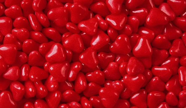 İnsanların üzerinde canlandırıcı, kışkırtıcı ve heyecan verici bir etki yaratır. Ancak uzun süre seyredildiğinde sinirlerde gerginlik yapar. Özellikle hastane bahçelerinde, toplu halde kırmızı çiçeklere yer vermek uygun olmaz. Tansiyonu yükseltir, kan akışını hızlandırır.