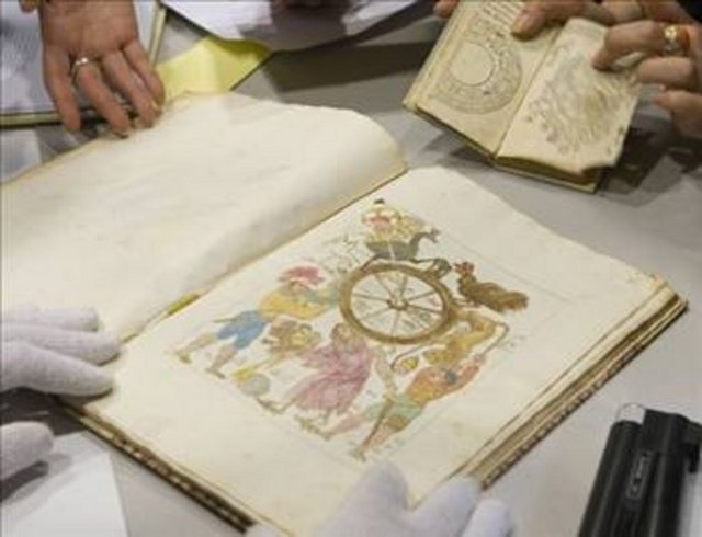 Nostradamus'un kitaplarındaki kehanetleri açık ve seçik olmayan, yorum gerektiren sembolik ifadelerden oluşmaktadır.