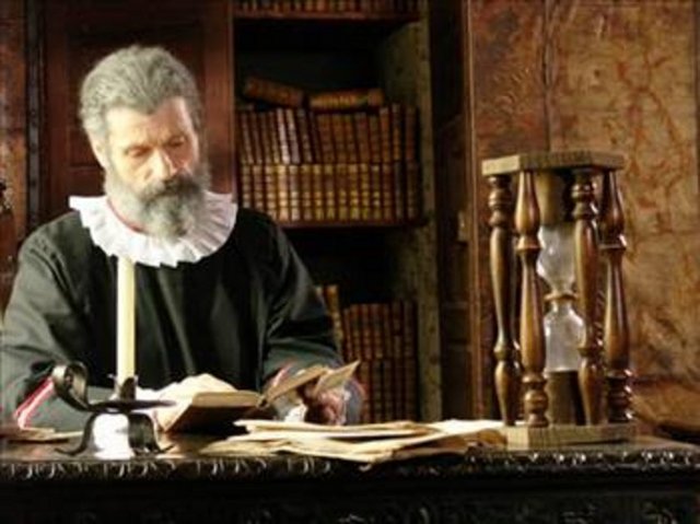 "Burada bütün ölümlülerden farklı olarak, yıldızların etkisiyle geleceği gören kalemiyle olayları kaydetmeye layık bulunmuş meşhur Michel Nostradamus yatıyor. Altmış iki yıl, altı ay, yedi gün yaşadı. 1566'da öldü. Gelecek nesiller onun istirahatını bozmasınlar. Anne Posart Gamelle eşine gerçek mutluluklar diler."  -