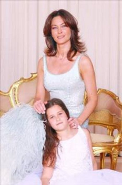 En son kısa bir süre önce bir TV dizisinde oynadı. Ama vaktinin çoğunu kızına ayırıyor.