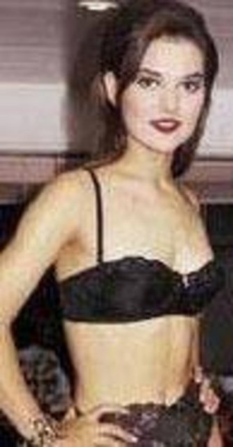 DEMET AKALIN - Bugünün pop şarkıcısı Demet Akalın da eskiden mankendi.