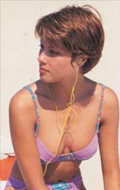 BEGÜM ÖZBEK - Begüm Özbek, 1980'lerin ve 90'ların en gözde mankenlerinden biriydi.