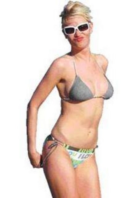 Bir kez kulaklarını Japon yapıştırıcıyla yapıştırdığı için hastanelik oldu ve günlerce konuşuldu..