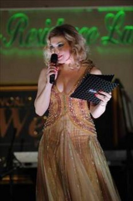 Şimdi podyumların uzağında ama kimi zaman özel gecelerde sunuculuk yapıyor. -  -