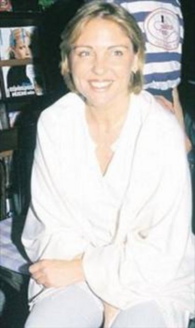 Daha sonda bir mankenlik ajansı kurup çalışmalarını bu alana kaydırdı..