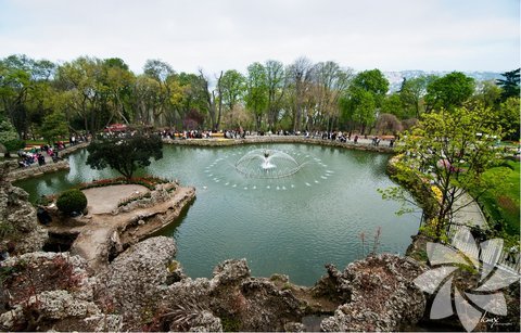 Emirgan Korusu: 325,000 metrekarelik bir alana kuru İstanbul'un en büyük parklarından birisidir. Düzenli bahçe düzenlemesi ve parkın çeşitliliği açısından nadide çiçeklerinde olduğu doğal bir bitki bahçesi de denilebilir.