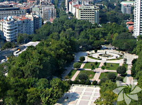Taksim Gezi Parkı: Taksim Meydan'ına yakın konumdaki Gezi Parkı küçük ama önemi büyük parklardan birisidir. Altındaki Ermeni Mezarlığı açısından ve eski Topçu Kışlası olmasından dolayı tarihi öneme sahiptir. Gezi Parkı olaylarının başladığı yer olarak bilinen park halk için önemli nefes alma noktalarından birisidir. Parkın içinde yıllanmış ağaçlar ve küçük ağaç hayvanları yaşar. Taksim civarında para harcamadan huzur bulabileceğiniz tek yer Gezi Parkı'dır.