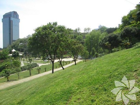 Maçka Demokrasi Parkı: Nişantaşı'nın al kısmında kalan park hafta sonları ya da hafta içi istenilen saatlerde ziyaret edilebilir. Evcil hayvanlarınızı dolaştırmak ve şehrin kalabalığından uzaklaşıp nefes almak için şehrin tam ortasında yeşil bir cennet…