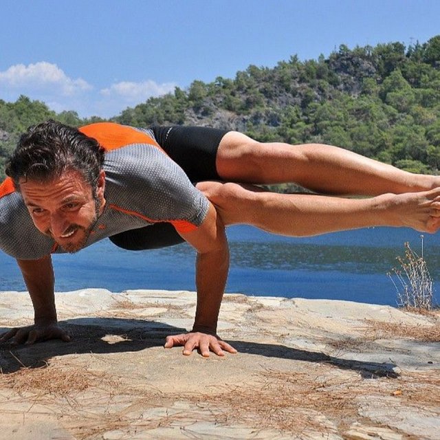 İki çocuğunun annesi Ebru Şallı'yla geçen ay boşanan Harun Tan, yaşadığı aşk acısını unutmak için bir arkadaşının tavziyesiyle yoga yapmaya başladı...