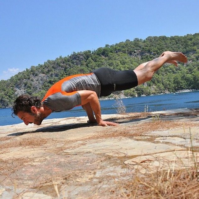 Ashtanta Yogası dersleri alan Tan, yaşadığı zor günleri bu şekilde atlatmaya çalışıyor...