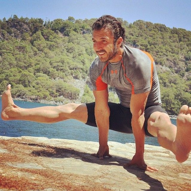 Yoganın sahip olduğumuz bedeni kullanma kılavuzu olduğunu belirten yoga ustası 'yogiler' "Yoga teknikleriyle kendini geliştiren, forma sokanlar zihinsel, fiziksel ve duygusal olarak değişime uğruyor. Bu sayede aşk acıları da yok oluyor" diyor...