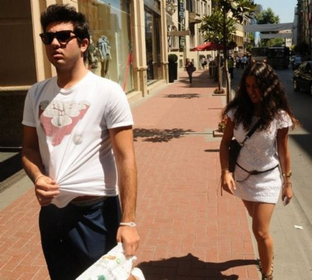 Engincan farklı olmak adına canlı renkteki dar paça takımı ve ayağındaki slipperlarıyla malesef doğal değil, zorlama görünüyor...