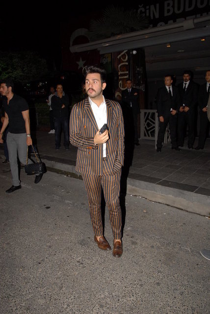 Kıyafet masrafı 20 bin lira -  - Skinny tarzı pantolonlarıyla ve ayakkabısıyla son günlerde magazin dünyasına ve sosyal medyaya damgasını vuran Engincan Ural, sadece kıyafetlerine ayda en az 20 bin Lira harcıyor...