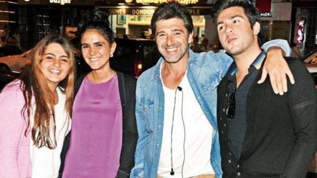 İşe renkli kanvas pantolonlarla başlayabilir...