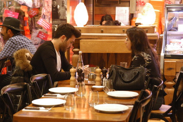 "Engincan İtalya erkeklerinden ilham alıyor" -  - Engincan sanırım İtalyan erkeklerinin giyiminden ilham alıyor. Minyon tarzı olan İtalyan erkekleri rengi cesurca giyiyor ve kendilerine de çok yakıştırıyor...