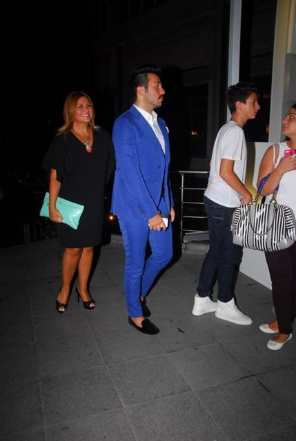 Ünlü sanatçı Sibel Can, Miami Üniversitesi'nde yönetim danışmanlığı okuyan oğlu Engin Can'a küçük oğlu Emir'le birlikte veda yemeği verdi...