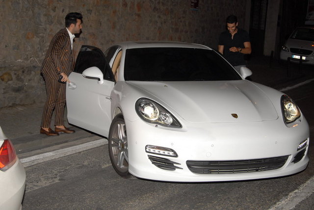 Porsche marka arabasıyla mekandan ayrıldı...
