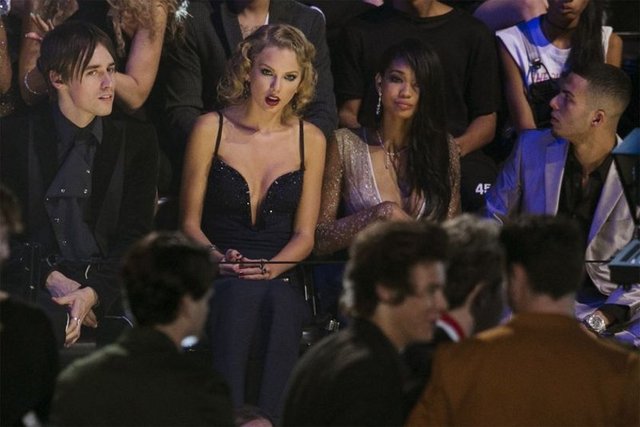 ABD'li country şarkıcı Taylor Swift, ödül vermek için sahneye çıkan One Direction üyesi eski sevgilisi Harry Styles'a küfür ederken kameralara yakalandı.