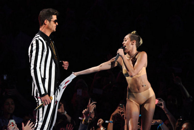Bir başka oyuncu ise Miley için "Şarkıcı değil sanki striptizci yorumu yaptı.