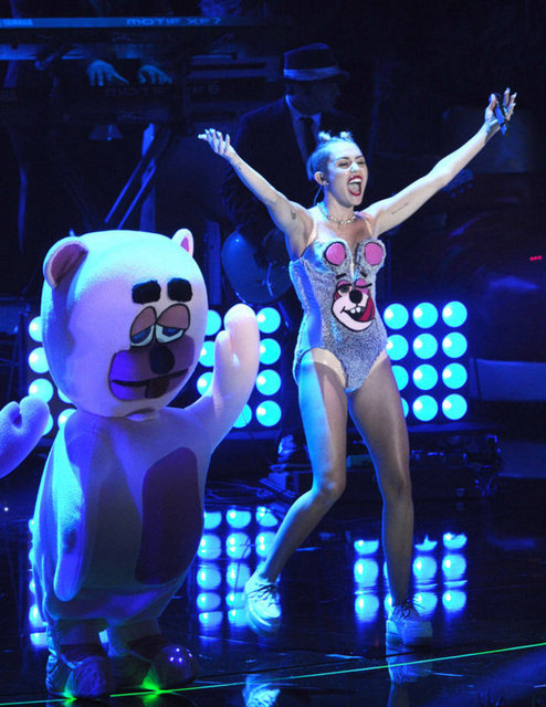 Töreni izleyenler Lady Gaga'nın şovunun şokunu atlatamadan sahnede 20 yaşındaki ABD'li şarkıcı Miley Cyrus belirdi.