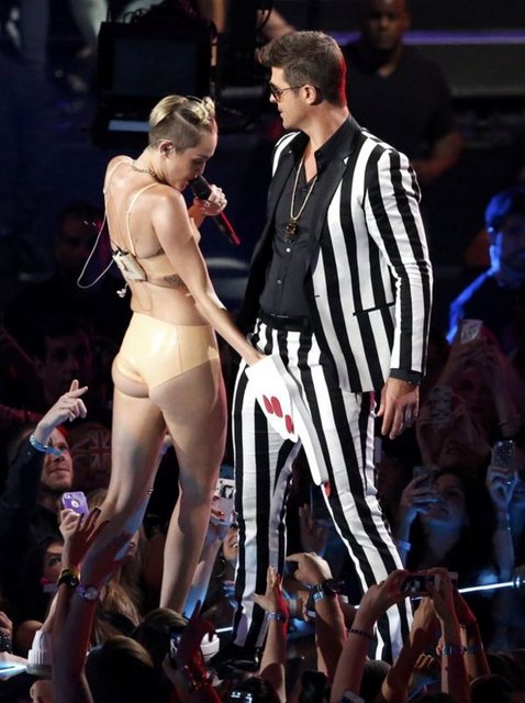 Bir hayranının uzattığı köpükten parmakla seksi danslar yapan Cyrus da Lady Gaga gibi tepki çekti.