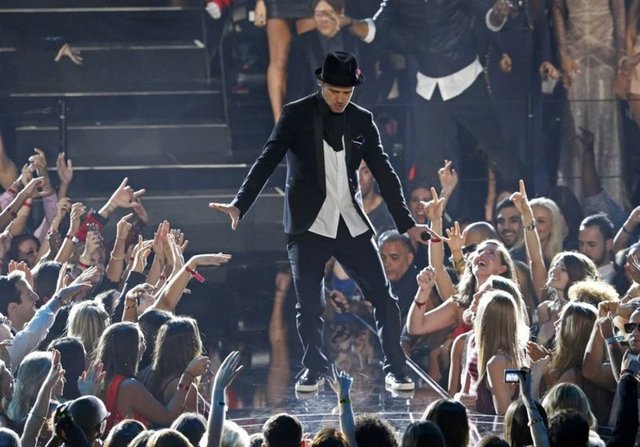 Timberlake, "Mirrors" klibi ile yılın videosu, en iyi kurgu, en iyi yönetmen ve