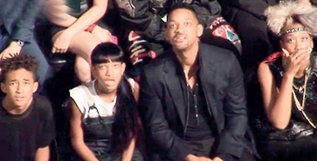 Smith Ailesi şoka girdi - ABD'li oyuncu Will Smith ve çocukları sahnede kendisine eşlik eden Robin Thicke'ye kucak dansı yapan Cyrus'un şovu karşısında şaşkınlığını gizleyemedi.
