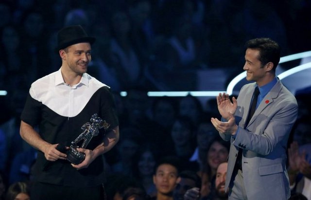Lady Gaga ve Miley'nin kıyafetleriyle damga vurduğu gecenin en başarılı ismi ise Justin Timberlake oldu.