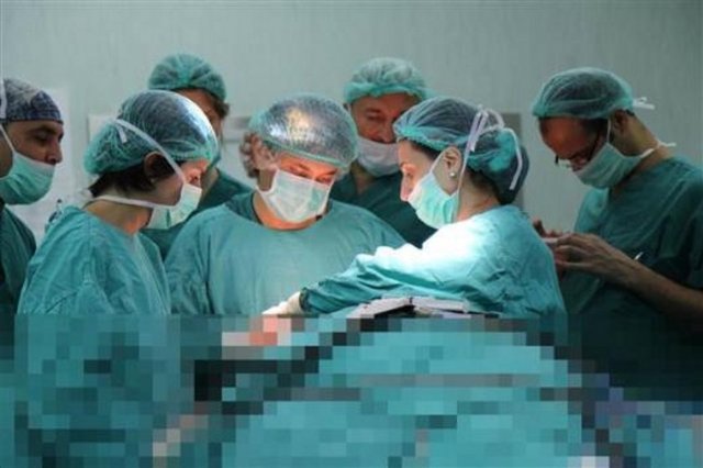 Türkiye'nin 6'ncı yüz nakilli hastası Salih Üslün'ün diğer hastalara göre çok sakin olduğunu belirten Doç. Dr. Özlenen Özkan, "Uyandığında çok sakindi, biz de çok şaşırdık.